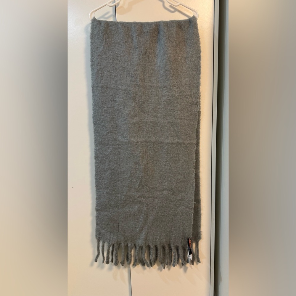 Main Character Light Gray Scarf
